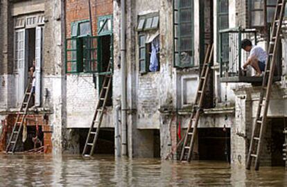 Una persona observa una calle inundada en Wuchuan, en el sureste de China.