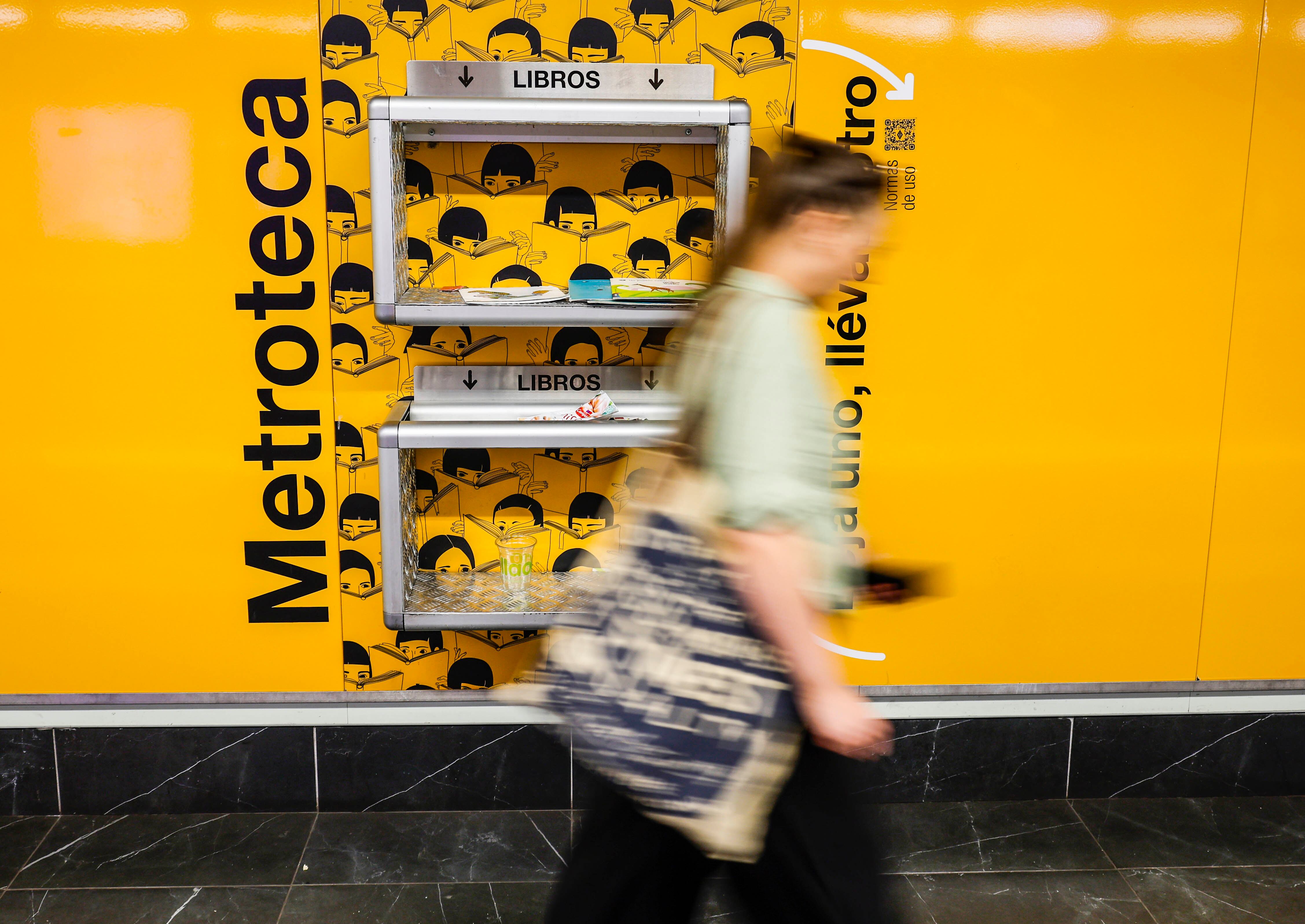 Metro de Madrid lanza un programa de canje de libros y las estanterías quedan vacías enseguida