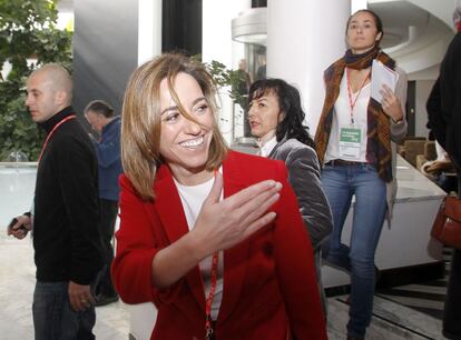 Chacón saluda a su llegada al 38º Congreso del PSOE.
