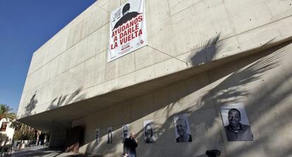 Retratos de personas que han perdido sus viviendas colgadas en la fachada del Muvim en Valencia.