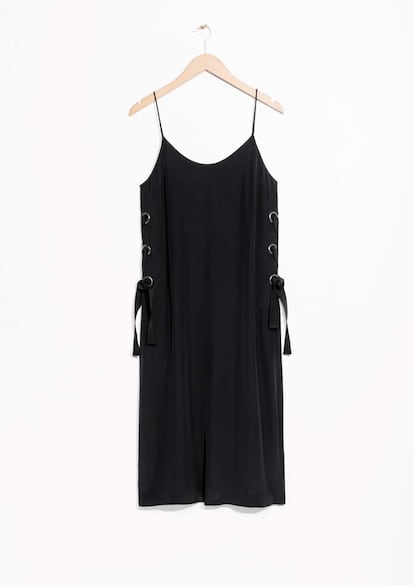 Vestido negro de & Other Stories (79 euros).