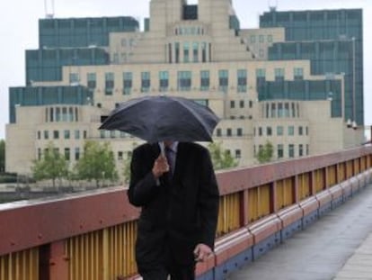 Homem caminha junto à sede do MI6 em Londres.