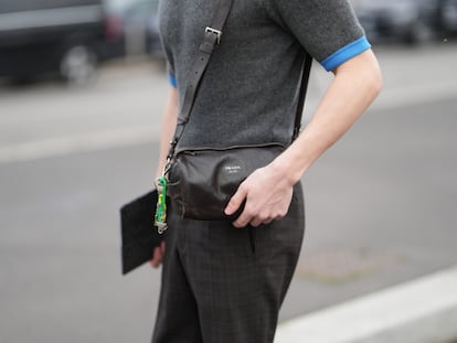 Los bolsos masculina son la nueva tendencia que reemplaza a las mochilas de toda la vida