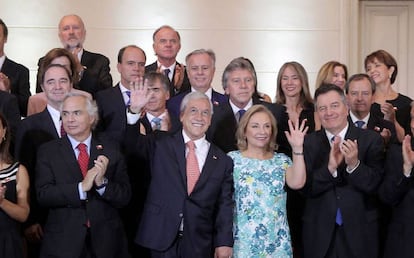 Sebastián Piñera, junto a su esposa y su equipo de Gobierno.