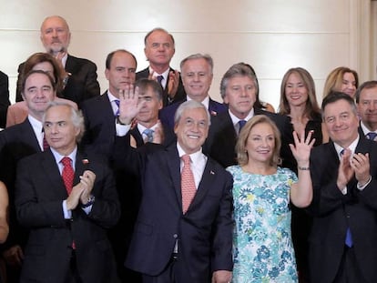 Sebastián Piñera, junto a su esposa y su equipo de Gobierno.