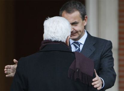 Zapatero abraza a Abbas en la entrada del palacio de La Moncloa.