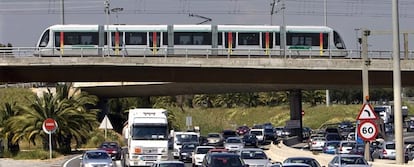 El metro de Sevilla, ayer, a su paso por el viaducto de la SE-30.