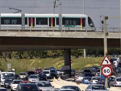 El metro de Sevilla, ayer, a su paso por el viaducto de la SE-30.