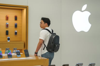 Un cliente camina por la tienda de Apple, en Pekín.