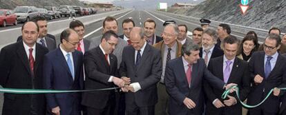 Manuel Chaves corta ayer la cinta de la inauguración del primer tramo de la autovía del Almanzora.