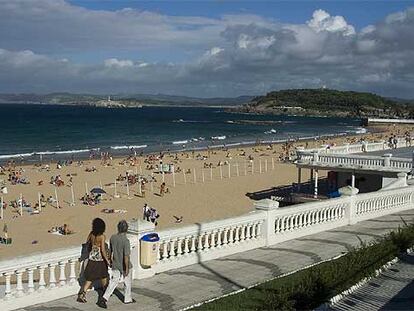 La playa Primera del Sardinero se extiende a lo largo de más de 300 metros, en el casco urbano de Santander, entre el cabo Menor y la península de la Magdalena.