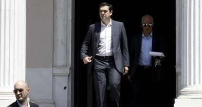 Alexis Tsipras deixa a sede do Governo em Atenas.