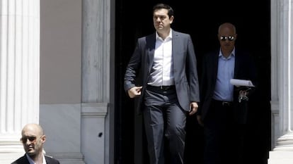 Alexis Tsipras deixa a sede do Governo em Atenas.