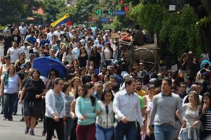 Manifestantes marchan durante las protestas de este miércoles.