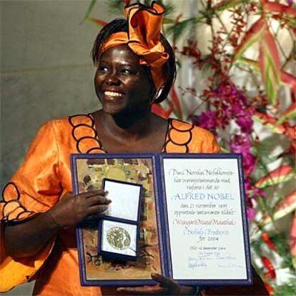 La ecologista keniana Wangari Maathai ha abierto esta mañana la ceremonia de entrega de los Premios Nobel, al recibir el galardón de la Paz de manos del presidente del Comité Nobel de Noruega, Ole Danbolt Mjos, en el curso de una ceremonia celebrada en Oslo. Por la tarde se ha hecho entrega del resto de premios ya en Estocolmo y bajo la presidencia de la familia real de Suecia. En la imagen, Wangari Maathai muestra su galardón a los fotógrafos de prensa.