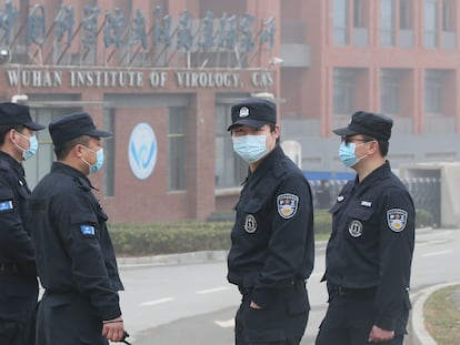 Cuatro vigilantes de seguridad custodian el instituto de virología de Wuhan, en febrero.