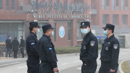 Cuatro vigilantes de seguridad custodian el instituto de virología de Wuhan, en febrero.