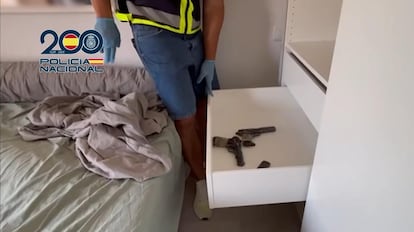 Los agentes registraron el piso que habían alquilado los dos jóvenes y encontraron dos armas de fuego cargadas y con el número de serie borrado: una de nueve milímetros y una Tokarev de 7,62 milímetros.