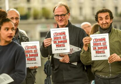 Votantes del candidato del movimiento En Marche! Emmanuel Macron portan carteles donde se puede leer: "La extrema derecha es un peligro letal, el Frente Nacional es veneno" durante un mitin en Amiens, al norte de Francia.