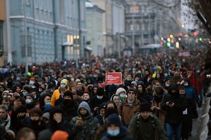 Manifestación en apoyo a Navalni en Moscú. En el cartel rojo se lee: "Uno para todos y todos para uno". 