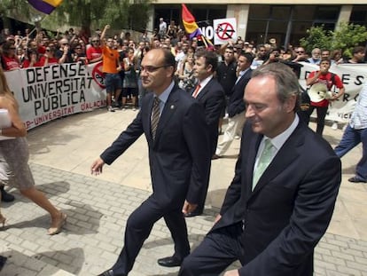 Alberto Fabra y el nuevo rector de Alicante, Manuel Palomar, entre protestas.