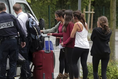  Los estudiantes españoles que han resultado ilesos en el accidente de autobús han sido atendidos por un grupo de psicólogos en un polideportivo próximo.