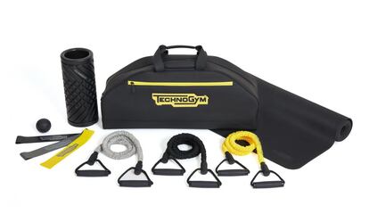 Technogym Tools es una colección compuesta por una amplia gama de accesorios 'fitness' creados para garantizar entrenamientos completos para cada nivel. Este kit contiene todos los accesorios para entrenar la movilidad, la flexibilidad y la resistencia. Con las Elastic Bands y las Loop Bands se pueden realizar infinidad de ejercicios en la colchoneta Exercise Mat para hacerse más fuerte y flexible. El Foam Roller y el Mobility Ball son los últimos toques que necesitan los músculos después de un gran entrenamiento. Precio: 640 euros.