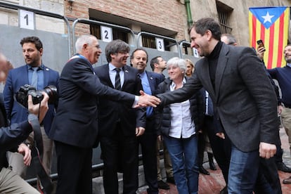 El eurodiputado Toni Comín (derecha), junto a Clara Posatí y Carles Puigdemont, saluda al alcalde de Perpiñán, Jean-Marc Pujol.