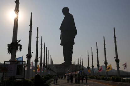 Vista geral da 'Estátua da Unidade'. Trata-se da figura de Sardar Vallabhbhai Patel, um dos pais fundadores da Índia.