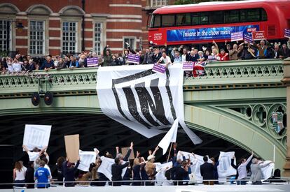 Manifestantes a favor y en contra de la salida del Reino Unido de la Unión Europa se cruzan en el puente de Westminster a la espera de que pase una flotilla a favor del Brexit, en Londres, el 15 de junio de 2016.