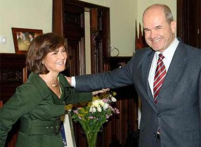 Carmen Calvo y Manuel Chaves, al inicio de la reunión que han mantenido en la Junta de Andalucía.