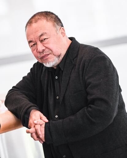 El artista y activista chino Ai Weiwei aseguró este martes en Berlín que Occidente no quiere “enfadar” a China, tanto con su gestión de la pandemia del Covid-19 como por su comportamiento en cuanto a los derechos humanos. Esto se debe a que “el dinero es el que habla”. En su opinión, son los intereses comerciales y geoestratégicos los que desempeñan un papel decisivo en Occidente cuando se trata de valorar las relaciones con su país de origen. De todo esto habló Weiwei durante su visita a la capital alemana donde presentó en el edificio del Bundestag el documental 'Coronation', sobre el confinamiento en Wuhan.