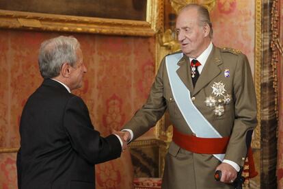 El Rey saluda al presidente del Tribunal Constitucional, Pascual Sala.