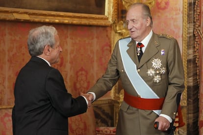 El Rey saluda al presidente del Tribunal Constitucional, Pascual Sala.