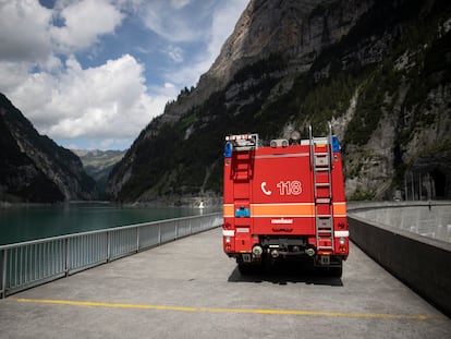 Un vehículo de bomberos bloquea el acceso al embalse Gigerwald de Vaettis, cerca del lugar donde se ha producido el suceso.