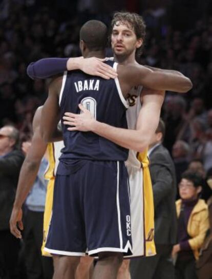 Pau Gasol se abraza a Ibaka.