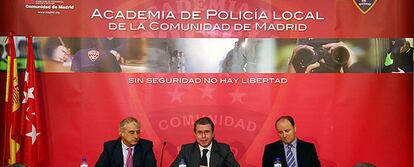 El consejero de Presidencia, Justicia e Interior, Francisco Granados, durante la rueda de prensa en la Academia de Policía Local de Madrid.