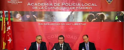 El consejero de Presidencia, Justicia e Interior, Francisco Granados, durante la rueda de prensa en la Academia de Policía Local de Madrid.