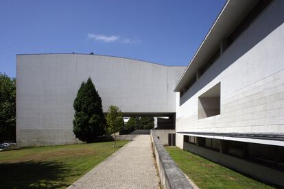 La facultad de Comunicación de la Universidad de Santiago de Compostela es una de las contribuciones del Álvaro Siza al patrimonio cultural de nuestro país. | 