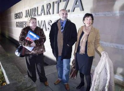 El portavoz del grupo socialista, José Antonio Pastor, a su llegada a la reunión en la sede del Ejecutivo con las parlamentarias Isabel Celaá (derecha) y Joana Madrigal.