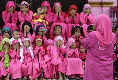 Una profesora árabe enseña a un grupo de niñas musulmanas la forma apropiada para rezar durante el Ramadán, en la mezquita Rosada de Datu Saudi Ampatuan, al sur de Filipinas.