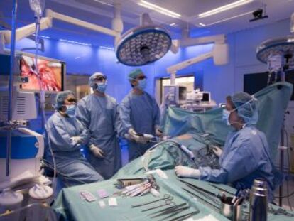 Cinc hores i mitja per completar amb èxit l extracció d un ronyó a una dona viva i implantar-lo al seu fill mitjançant un robot a l Hospital Clínic de Barcelona
