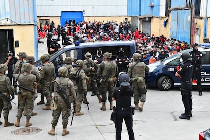 La Policía Nacional y el Ejército custodian a los inmigrantes en las naves del Tarajal (Ceuta).