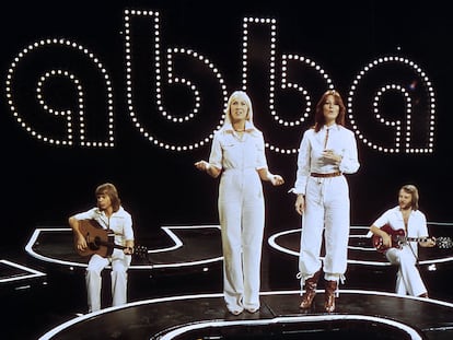 (FILES) In this file photo taken on November 18, 1976 Swedish pop group Abba (from L to R) Bjorn Ulvaeus, Agnetha Faltskog, Anni-frid Lyngstad and Benny Andersson, is on stage, in Gothenburg, Sweden. - ABBA, the iconic Swedish pop group, is making a comeback on November 5, 2021, nearly 40 years after they split up, with the new album "Voyage" and a digital avatar concert planned in London. (Photo by EPU / AFP)