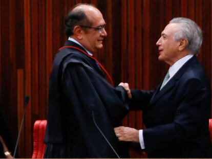 Michel Temer cumprimenta Gilmar Mendes na posse do ministro como presidente do TSE, em maio de 2016.