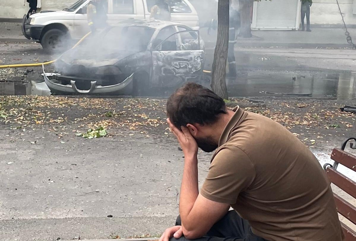 Diego Herrera contemplaba este jueves su coche calcinado tras el impacto de un dron ruso en Sloviansk, en el este de Ucrania.