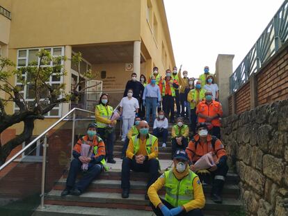 Marta de la Fuente (sentada a la izquierda, con un ramo de flores) con sus compañeros voluntarios del Samur-Protección Civil durante el desplazamiento en Soria.