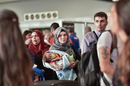 La familia Al Said espera en el aeropuerto para embarcar al avión que les llevará a su nueva vida en España.