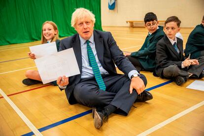 Boris Johnson durante su visita al colegio Castle Rock, en Coalville, el 26 de agosto.