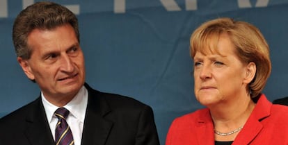 El comisario Oettinger junto a la canciller alemana Angela Merkel.